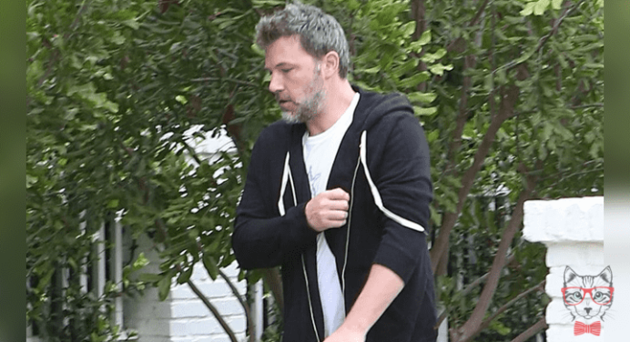 Ben Affleck was captured by photographers temporarily leaving the rehabilitation center on his way home to perform his exercise routine.
