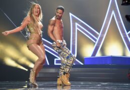 Jennifer Lopez suffers fall during show in Las Vegas and video goes viral scaled