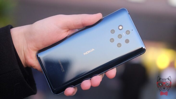 Nokia 9 PureView back in hand 1024x576