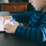 How long should your children be in front of the screen according to WHO sd