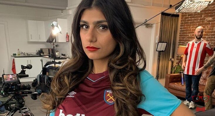 Mia Khalifa SHOWS EVERYTHING in hot miniskirt to say goodbye to her singleness Mia Khalifa SHOWS EVERYTHING in hot miniskirt to say goodbye to her singleness