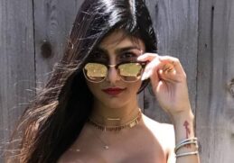 Mia Khalifa in minor clothes and her curious way of eating
