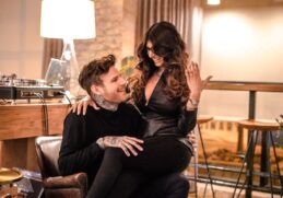 Mia Khalifa shared on her Twitter account and has surprised everyone looking like a barbie in a pink swimsuit by the pool