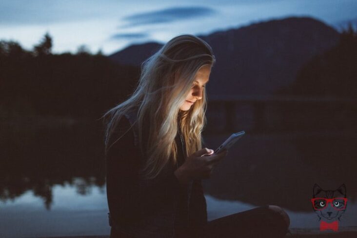 9 Ways to Identify Internet Addicted People at a Glance drop the phone instead