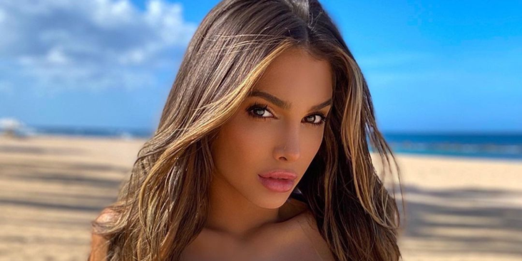 Lyna Pérez poses on her knees for her fans on Instagram, her sticky little swimsuit Lyna Perez