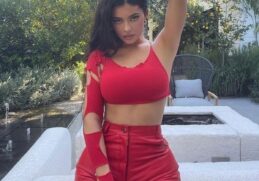 What a color combination Kylie Jenner posed on Instagram with her Lamborghini
