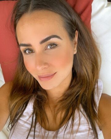 Odalys Ramírez shows off her tanned skin in a tiny bikini