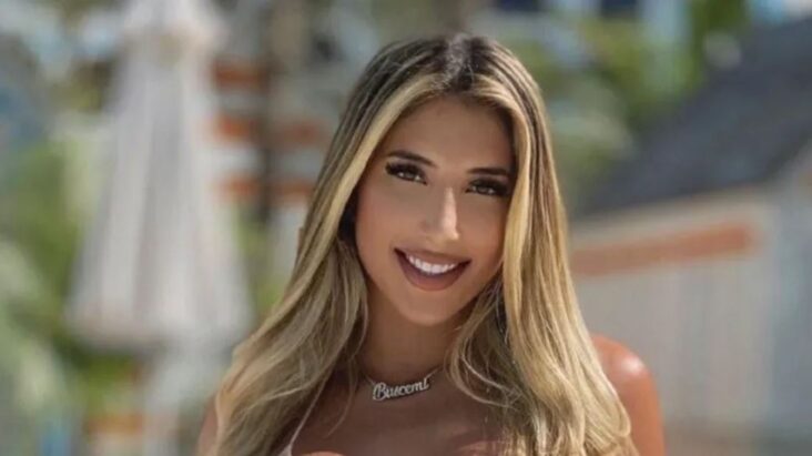 Isabella Buscemi shows off her beautiful figure with a hot pink bikini on Instagram Capture 36