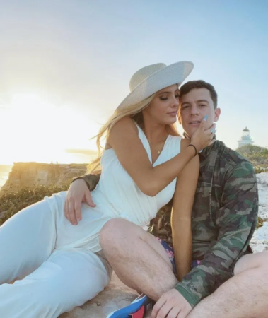 Kissing, Lele Pons and Guaynaa show off their scantily clad bodies in the sea