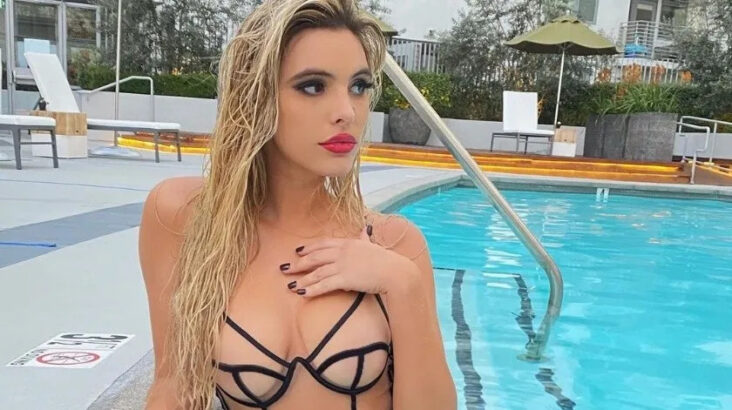 With tight swimsuit Lele Pons shows off his rear on the beach