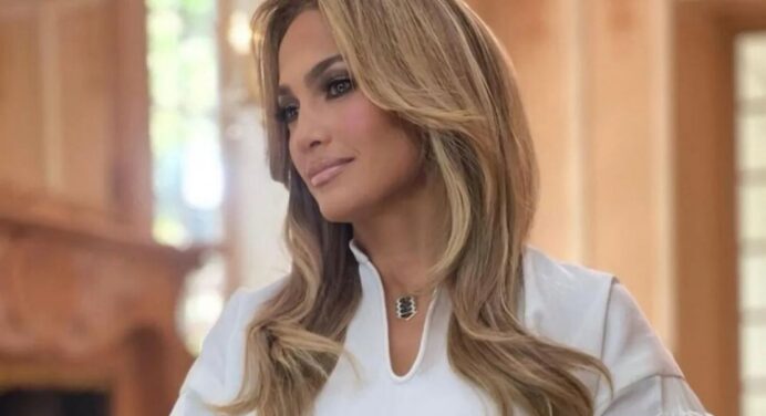 Jennifer Lopez makes a sensual dance to Ben Affleck and they finish it in networks