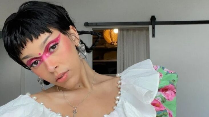 Doja Cat shows off her big hips in a tiny bikini The voluptuous singer took over social media wearing a tight outfit.