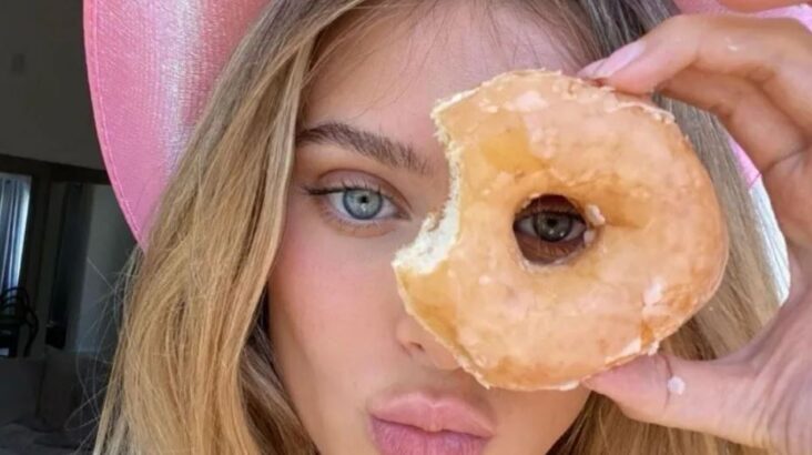 Lana Rhoades poses showing the stuffed animal image 1 111