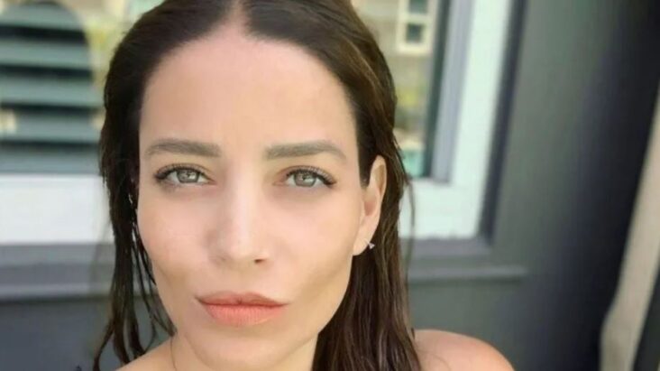 Adriana Fonseca impacts on social networks by covering her attributes with a towel image 1 133