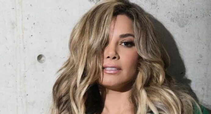 Aleida Núñez shows her sculpture figure with a tight flower dress on Instagram