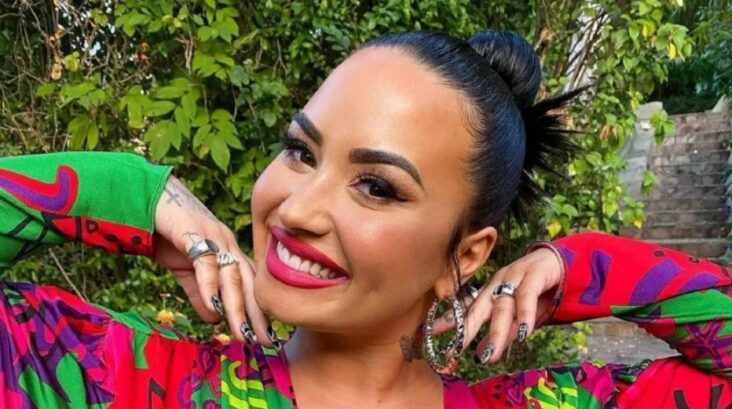 Demi Lovato captivates posing naturally in foam covered Jacuzzi image 1 31