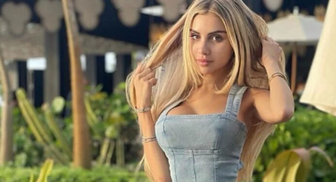 The princess Alexa Dellanos dazzles with her beauty and her tiny waist