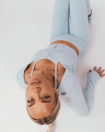 Tammy Hembrow shows off her awesome before and after in a swimsuit