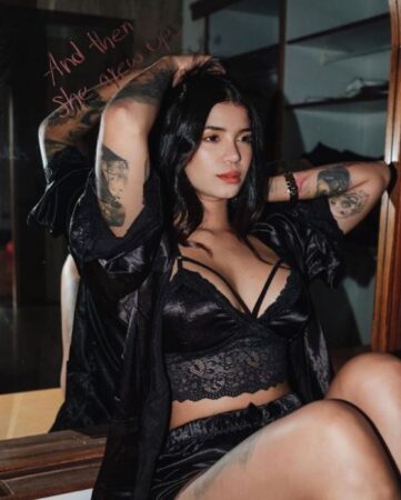 Jenn Muriel posed in colaless and an extra short top: "I feel very sexy" Jenn Muriel posed in colaless and an extra short top: "I feel very sexy"