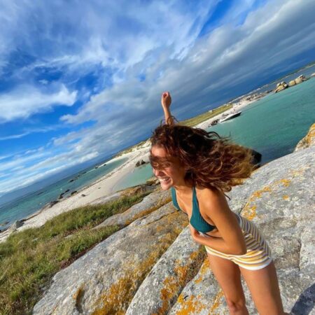 María Pedraza wore a tiny black bikini from the beach and dazzled her fans