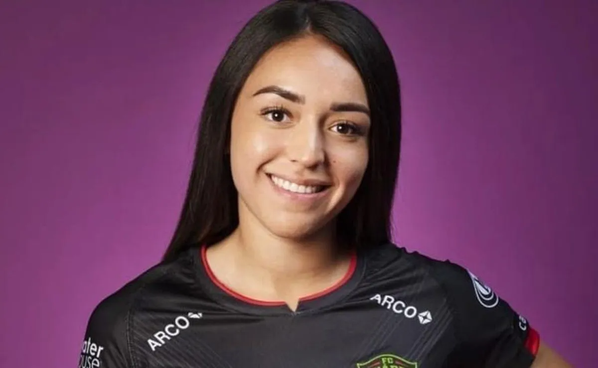 Daniela Reza in her FC Juarez uniform
