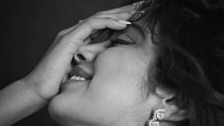 Jhanvi Kapoor wreaks havoc with black and white photos, fans go crazy watching her killer looks