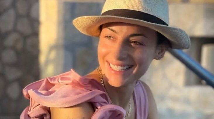 Laying in bed! Marimar Vega shows off her charms Image 1