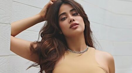 Jhanvi Kapoor wreaks havoc with black and white photos, fans go crazy watching her killer looks