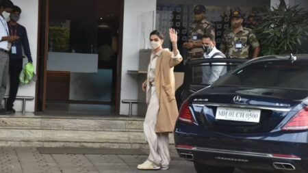 Airport Look: Deepika Padukone spotted at the airport, fans remembered Ranveer after seeing the actress's outfit Airport Look: Deepika Padukone spotted at the airport, fans remembered Ranveer after seeing the actress's outfit
