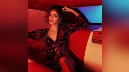 Ananya Pandey is looking very beautiful in this plunging neck velvet dress of 22 thousand, see pictures