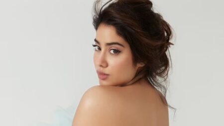 Jhanvi Kapoor wreaks havoc with black and white photos, fans go crazy watching her killer looks