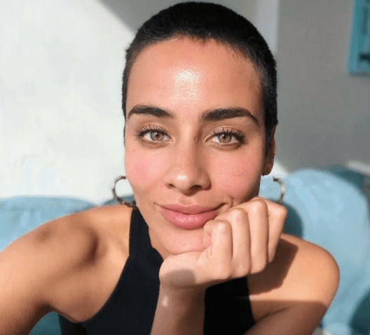 With black lingerie, Esmeralda Pimentel shows off the stretch marks on her buttocks