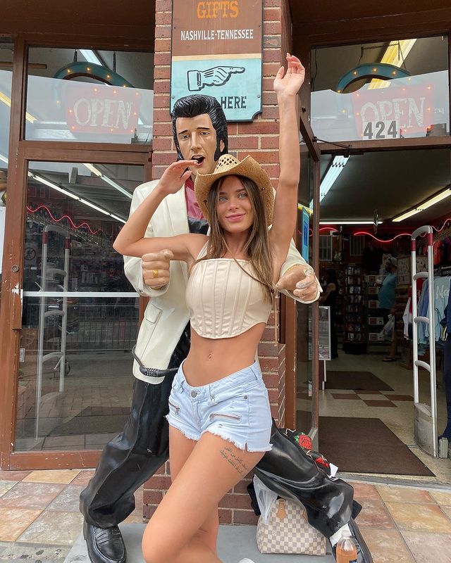 Lana Rhoades show off her belly in her 24 weeks of pregnancy