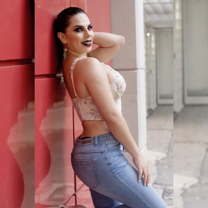 Lizbeth Rodríguez shows off her rear by posing from behind