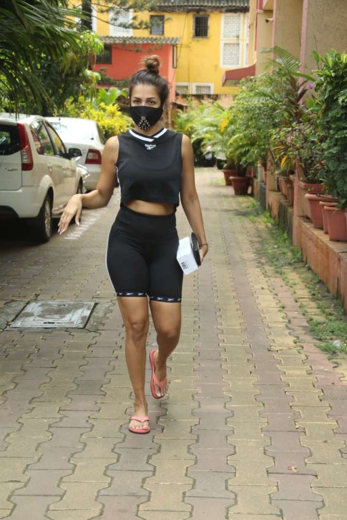 'Ye konsa style hai bhai?' ask netizens of Malaika Arora, who was viciously mocked for her strange walk in a viral video.