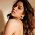 Photos of Jhanvi Kapoor in deep neck bodycon dress went viral being seen again and again on the internet