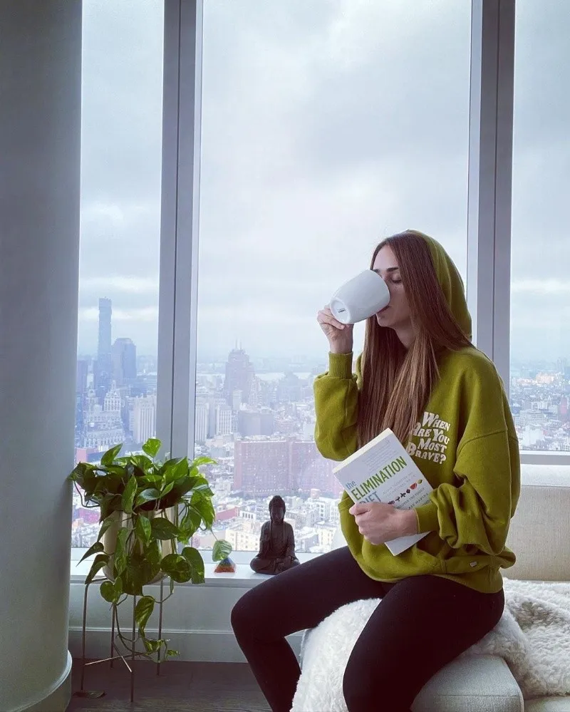 Yanet García causes a sensation by covering her charms only with her hair Video Yanet García