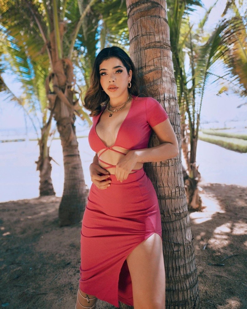 Kenya flaunts her outstanding features in a shirt that leaves no room for interpretation.