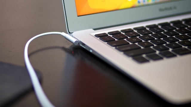 How will your laptop battery be affected if you leave it plugged in all day? lappy
