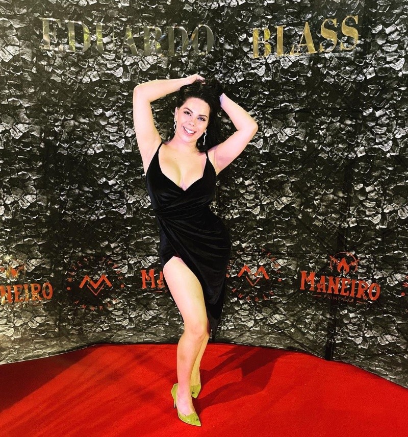 Lizbeth Rodríguez shows off her rear by posing from behind