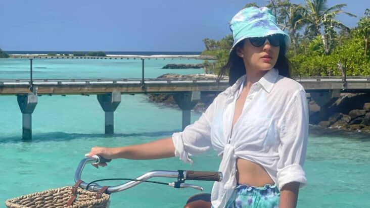 Sara Ali Khan is celebrating holidays with her friends in Maldives, sharing photos and showing her glamorous avatar sara 3 min