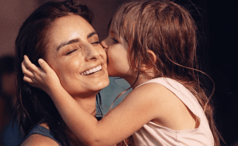 Aislinn Derbez causes a furor by showing how she teaches the alphabet to her daughter Kailani and her niece Aitana
