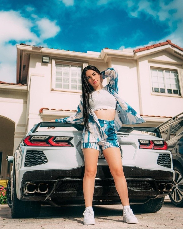 What a beauty! Kimberly Loaiza shows off her powerful legs in a minishort.