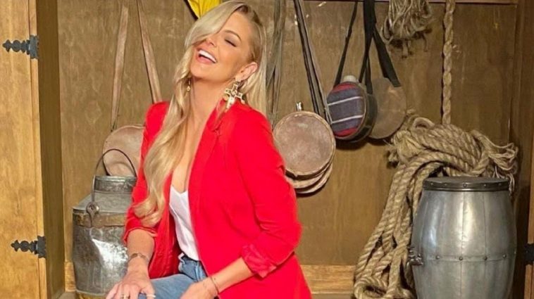 Marjorie de Sousa poses in her seductive bikini from the pool. Marjorie de Sousa pack