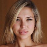 Natalia Garibotto wears a hot pink bikini to show off her slender physique. Natalia Garibotto pack