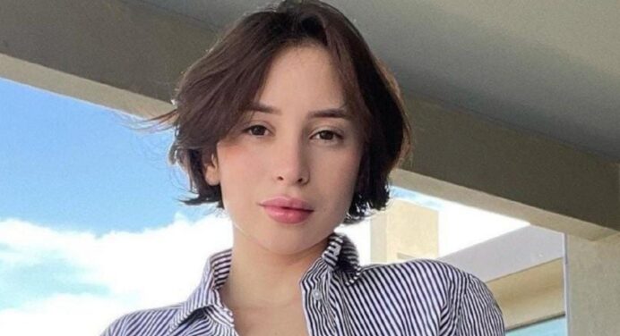 Verónica Perasso’s open jacket displays her wonderful charms.