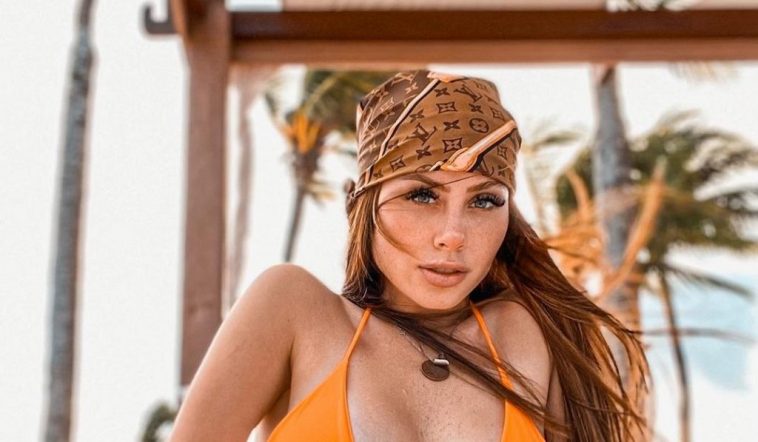 Ignacia Michelson captures the looks of her fans with her tiny black swimsuit IGNACIA 2 1