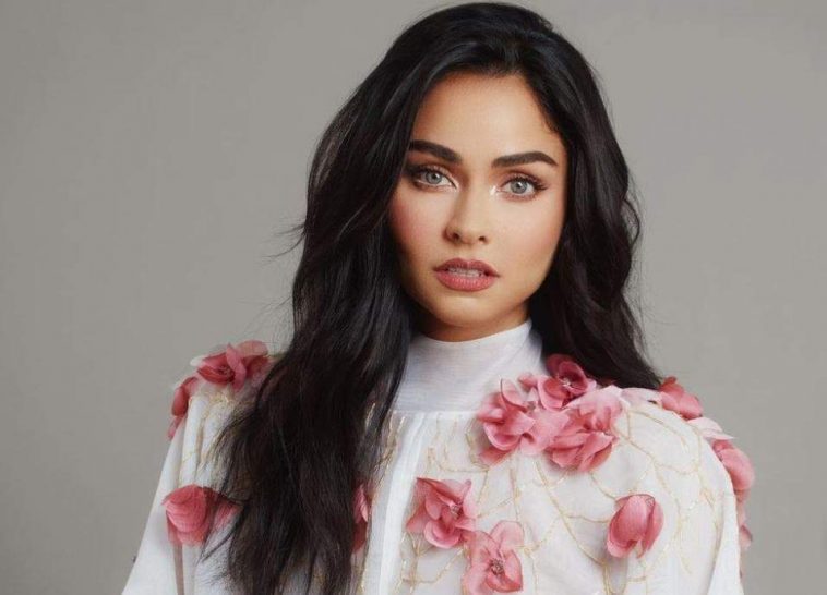 Claudia Martín highlights her charms with a flirty swimsuit in a pool MARTIN 1