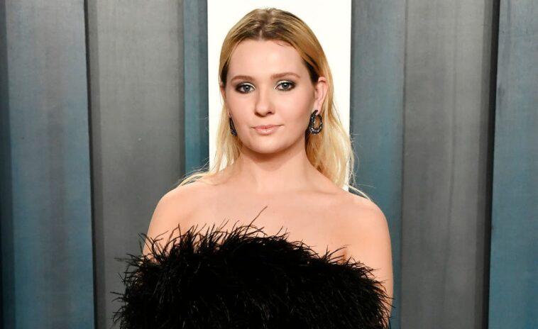 Actress Abigail Breslin shut down an Instagram user who chastised her for putting a face mask. Abigail Breslin 1 e1641545626309