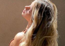 Anastasiya Kvitko highlights micro waist with tight outfi